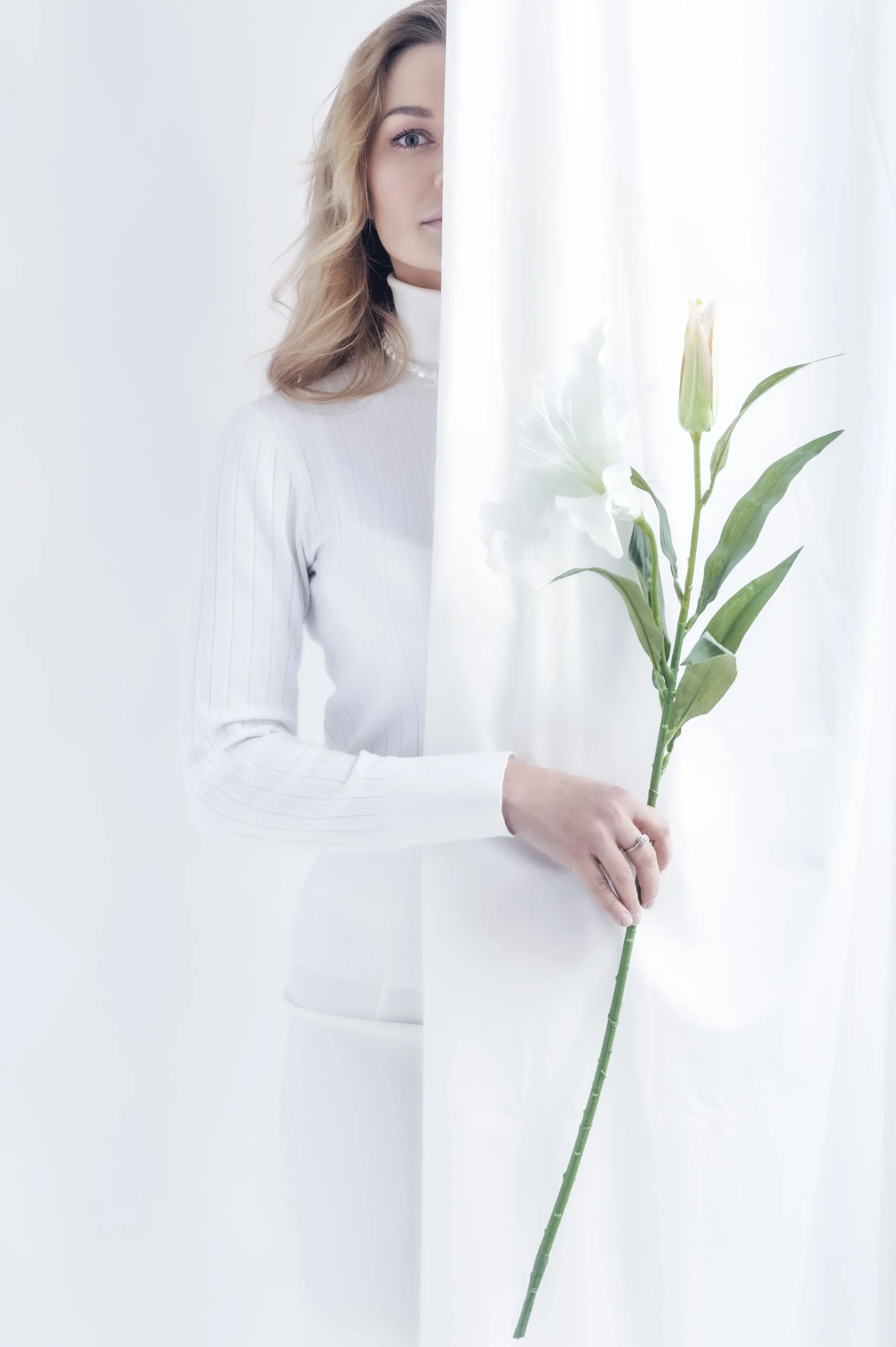 White Flower - Il bianco descritto in una immagine con una donna ed un fiore bianco. Foto di Niko De Pasquale.